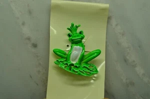 BUNTE FROSCHPRINZ AUF SEINER LILIENAUFLAGE ANSTECKNADEL BROSCHE - Bild 1 von 3