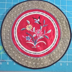 Panel redondo bordado seda china vintage flores pájaro Dun Huang Beijing 11" - Imagen 1 de 5