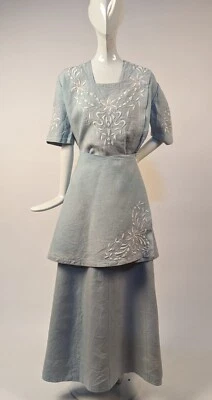 VESTIDO DE LINO AZUL EDUARDIANO CALIDAD MUSEO CON BORDADO BLANCO A MANO Foto 1 de 4