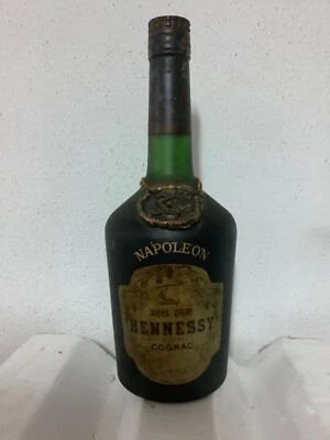 SUPERBE BOUTEILLE DE COGNAC HENNESSY  NAPOLÉON  BRAS D’OR  ANNÉES 1960 / 1970’S - Photo 1/4