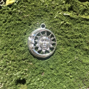 4 dijes plateados sol luna tarot brujas artesanía artesanía colgante de metal de 1" pulgada - Imagen 1 de 2