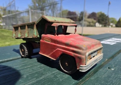 1960s Tonka, Dump Truck, Red / Green, Pressed Steel - Image 1 of 4