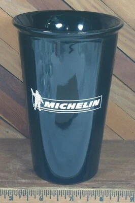 Vaso de bebida de cerámica negro coleccionable con publicidad de neumáticos Michelin  Foto 1 de 4