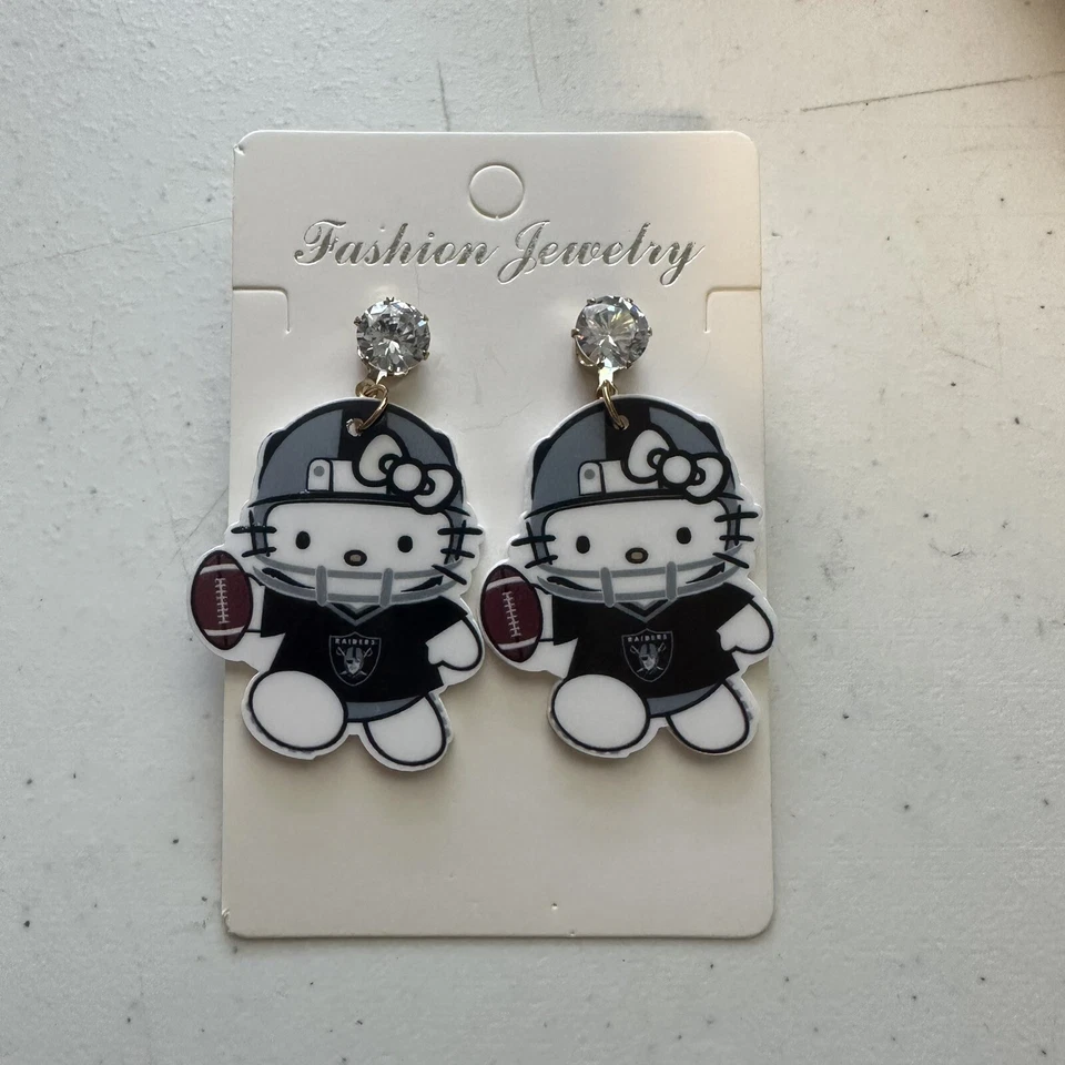 NUEVO CON ETIQUETAS Hello Kitty Las Vegas Raiders Pendientes Ligeros Orejas Perforadas Hechos a Mano Foto 1 de 2