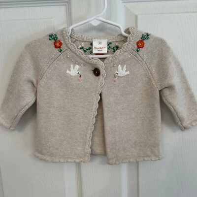 Suéter infantil Hanna Andersson bege bronzeado flores pombas tamanho 60 3-6 meses - Imagem 1 de 4