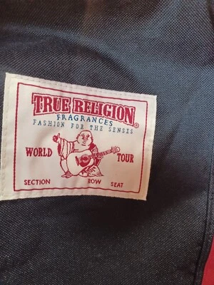 Bolsa de ginástica True Religion Fragrance World Tour preta vermelha anúncios promocionais 20x11x10 - Imagem 1 de 4