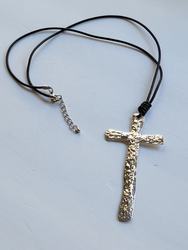 VETEMENTS Collana crocifisso croce in acciaio inox martellato 5 pollici su cordino ecopelle