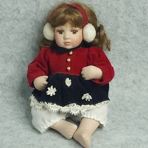 Muñeca de porcelana McField conjunto de terciopelo rojo orejeras pelo castaño 8,5" estilo vintage - Imagen 1 de 6