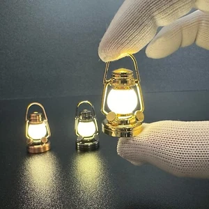 Casa de Muñecas Funcionamiento Sin Contacto Escala 1:12 Linterna Aceite Lámpara Luz LED Miniatura - Imagen 1 de 15