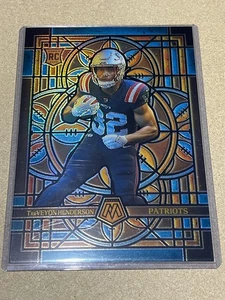 2025 Mosaico "Jumbo" TreVeyon Henderson vetro colorato #17 Patriots con caricatore superiore - Foto 1 di 2