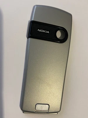 Nokia 6230i Carcasa Trasera Batería Puerta Cubierta Repuesto en Plata Paquete Nuevo Foto 1 de 2