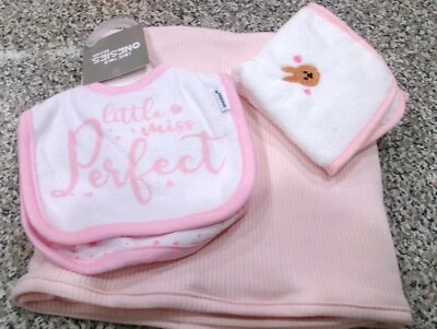 Lote-NUEVO CON ETIQUETAS-GAP $49Pequeña manta acanalada apenas rosa y baberos y paño rosa Foto 1 de 4