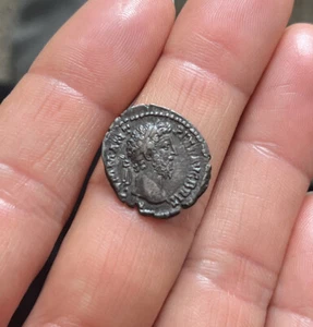 KAISER COMMODUS antike römische Münze AR Denar 188 n. Chr. Salus Schlange RIC169 - 2,5 g - Bild 1 von 2