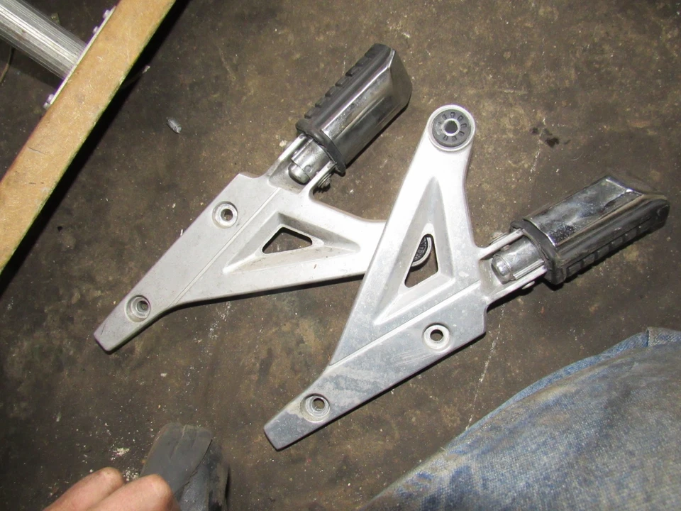 1985 Honda VF500 C V30 MAGNA PINOS TRASEIROS ESQUERDA DIREITA - Imagem 1 de 1