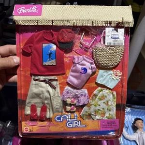 Barbie CALi GiRL Vestido/Juego de Ropa # C7208 - Nuevo en Tarjeta Dañada - Imagen 1 de 2