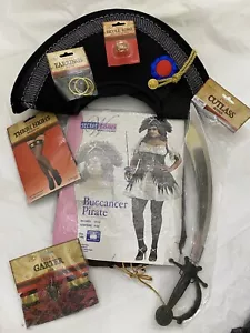 Pirata donna ~Buccaneer ~Costume Wench CON ACCESSORI ~ Taglia Queen 18-20 Nuovo con etichette - Foto 1 di 9