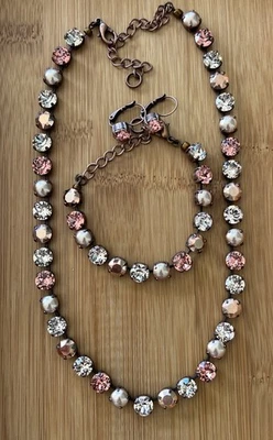 Juego de collar, pulsera y pendientes de diamantes de imitación y perlas de melocotón, rubor y jonquil Foto 1 de 4