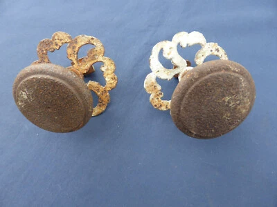 2 grandes poignées largeur Dia. 6,6 cm rosaces ouvragées fer forgé portes ancien - Photo 1/4