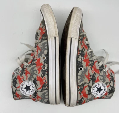 Chuck Taylor Converse 运动鞋 初级 尺寸 5 高帮 恐龙印花 灰色/红色 — 第 1/4 张图片