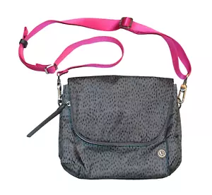 Lululemon Party Om Tasche Dottie Dash Magenta Riemen Festival Reise Handtasche Crossbody - Bild 1 von 17