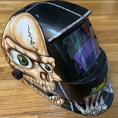 Casco de soldadura Titan 41279 oscurecimiento automático alimentado por energía solar con gráficos de calavera usado Foto 1 de 4