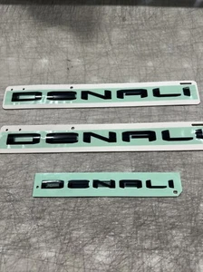 2021-2025 GMC Yukon / Yukon XL Gloss Black Left & Right DENALI Emblems OEM GM - Bild 1 von 4