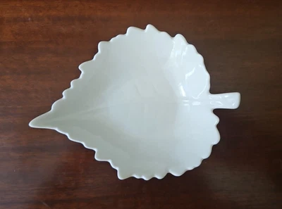 Martha Stewart Collection Macy's Cuenco de inmersión de hojas blancas, plato de baratija de caramelo Foto 1 de 4