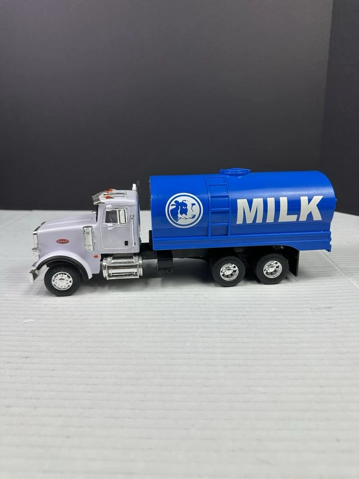 2023 Ertl 1:32 Plástico Leche Semitruck Interruptor N Carga Juego Juego 11" Foto 1 de 4