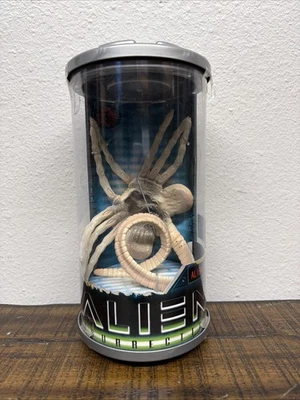 Hasbro Alien Resurrection Alien Face Hugger NEW - Image 1 of 4
