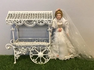 Puppenhaus Miniatur weiß Drahtgeflecht Blumenwagen mit Braut Puppe - Bild 1 von 9
