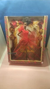 Barbie Signature Puppe, 2024 Holiday Fashion Doll mit braunen lockigen Haaren - Bild 1 von 1