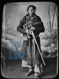 Photo NATIVE AMERICAN INDIAN WITH SINGLE SHOT RIFLE C1889 Magic Lantern Slide - Picture 1 of 5
