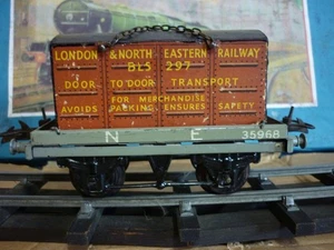 HORNBY O GAUGE NE FLAT WAGON WITH CONTAINER LOAD - Picture 1 of 4