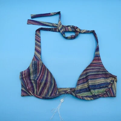 Top de bikini Frankies Bikinis grandes a rayas triángulo con aros Hailee Steinfeld Foto 1 de 4