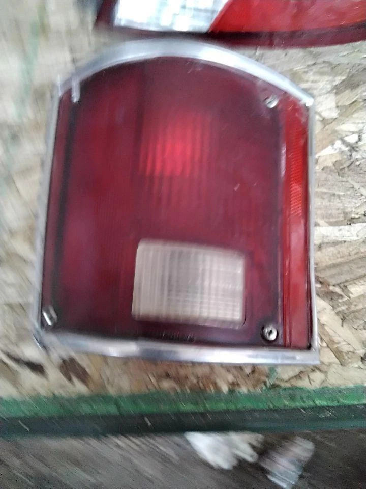 Conjunto de luz trasera izquierda Chevy Truck 20 1973-1988 Foto 1 de 2