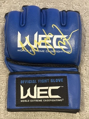 URIJAH FABER Cali Kid подписанный официальный WEC бой перчатка - MMA легенда автограф - Изображение 1 из 3
