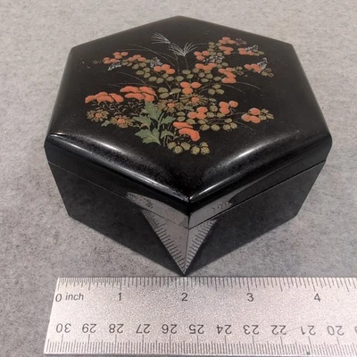 Caja baratija hexagonal vintage de laca negra con motivo floral hecha en Hong Kong Foto 1 de 4