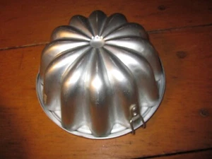 VTG MIRRO BUNDT CAKE MOLD STEAMED PUDDING BAKEWARE LOCKING LID MINT - Picture 1 of 4