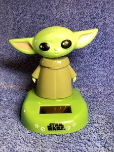 Star Wars Grogu Baby Yoda o il bambino a energia solare BobbleHead Disney obbligatorio - Foto 1 di 12