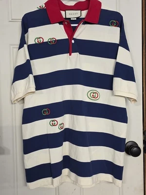 Polo Gucci listras azuis e brancas, colarinho vermelho e patch Gucci M/G - Imagem 1 de 4