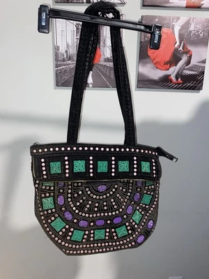 Bolso de mano negro con cuentas con detalles verdes y morados. Foto 1 de 4
