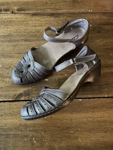 New Nwob Clarks Wendy River Pewter Sandal Heel Shoes T-strap Leather Sz 7.5 - Picture 1 of 5