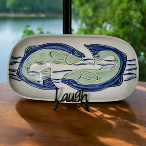 Raro piatto/piatto vintage Wingfoot Salmon Art ceramica pesce verde e blu firmato 16"W - Foto 1 di 12
