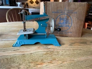 1940's VINTAGE LITTLE STICHER Hand Controlled Toy Sewing Machine - Picture 1 of 4