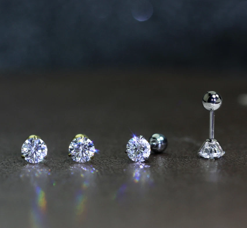 Aretes hipoalergénicos de titanio de acero quirúrgico redondo circonita cúbica con tornillo posterior PE31 Foto 1 de 4