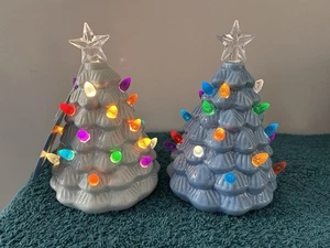Albero di Natale Illuminato Negozi Ceramica Bianca e Blu 6” LED a Batteria - Foto 1 di 15