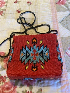 BORSA A TRACOLLA CON PERLINE ROSSE borsa stile nativi americani tracolla con perline - Foto 1 di 4