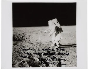 H002 Rare Alan Bean Signed, with Added Comments, Vintage NASA "Type One" Photo - Imagen 1 de 6