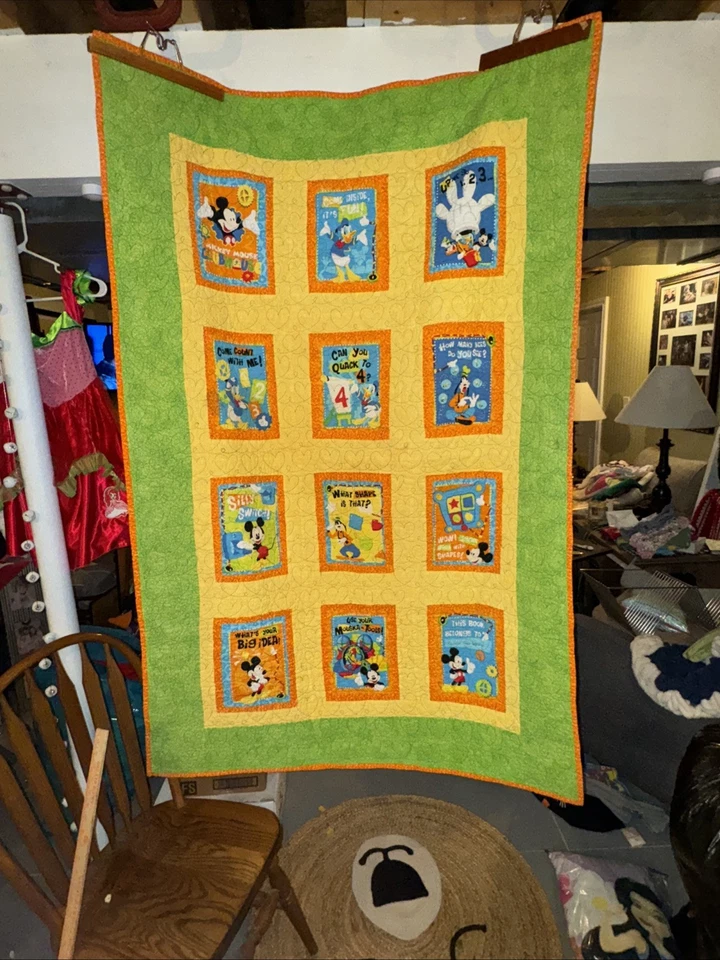 Edredón casero Mickey and Friends 42”x 63” tela de algodón Foto 1 de 4