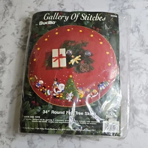Bucilla Vintage runder Filz Weihnachtsbaum Rock Kit #33256 Weihnachtsmann und Spielzeug 34" - Bild 1 von 4